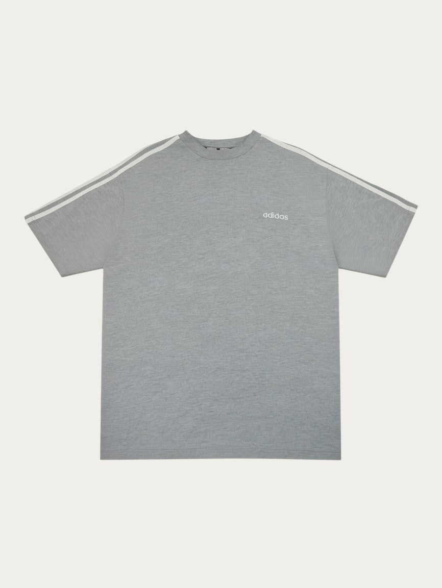 Camiseta gris vintage de Alabama Vintage con las tres rayas blancas características de Adidas en las mangas