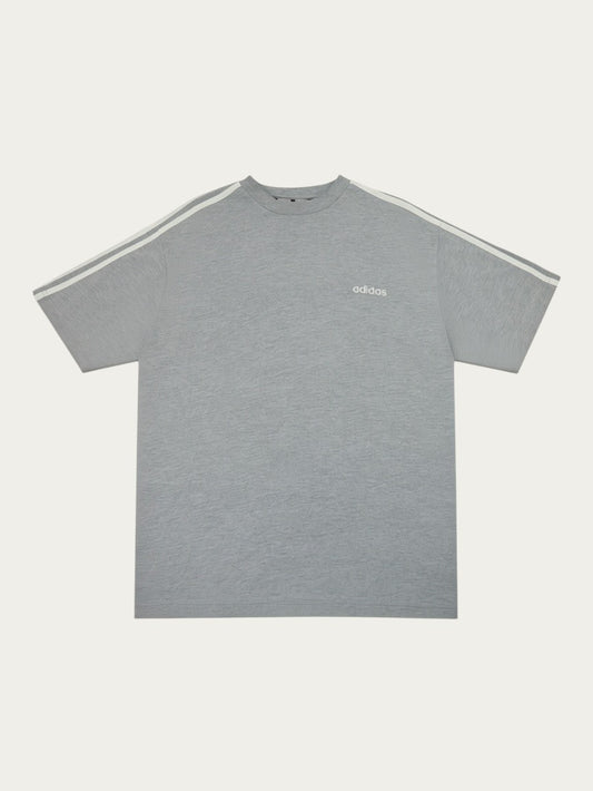 Camiseta gris vintage de Alabama Vintage con las tres rayas blancas características de Adidas en las mangas