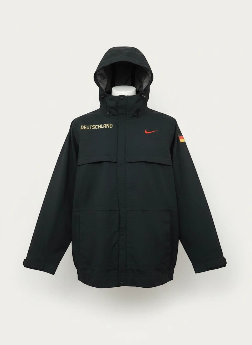 Alabama Vintage: Chaqueta negra Nike de Alemania de los 00s con capucha, logo rojo y detalle de la bandera alemana.