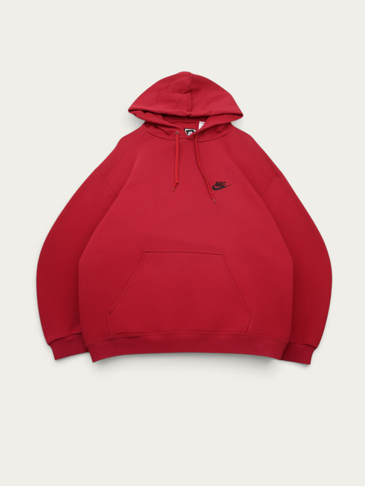 Sudadera roja vintage de Nike con capucha y bolsillo frontal, disponible en Alabama Vintage en muy buen estado.
