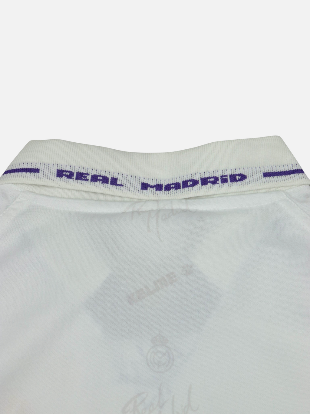 Detalle del cuello de la camiseta vintage Alabama Vintage del Real Madrid 1994-96 en color blanco con detalles morados