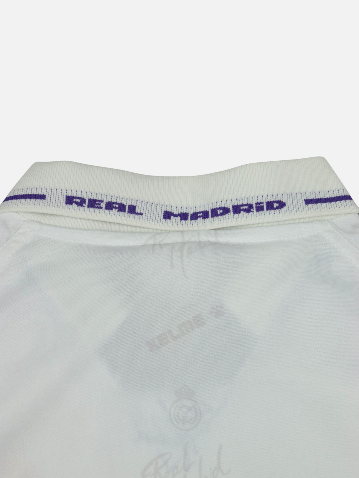 Detalle del cuello de la camiseta vintage Alabama Vintage del Real Madrid 1994-96 en color blanco con detalles morados