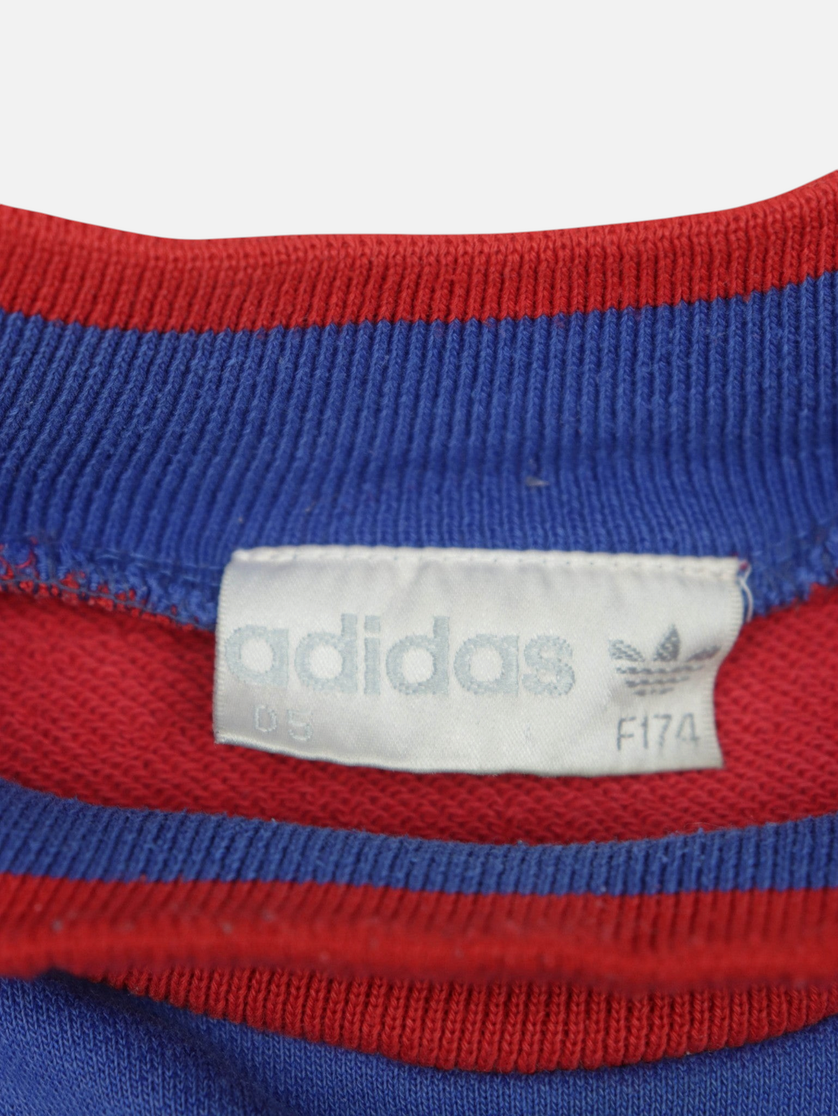 Etiqueta interior de sudadera vintage Alabama Vintage Adidas del Bayern Múnich 1995-96 en colores rojo y azul