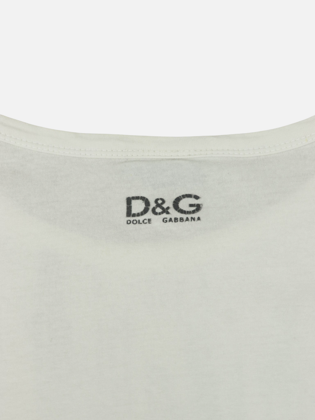 Detalle del cuello de camiseta vintage Alabama Vintage Dolce & Gabbana blanca con logo estampado