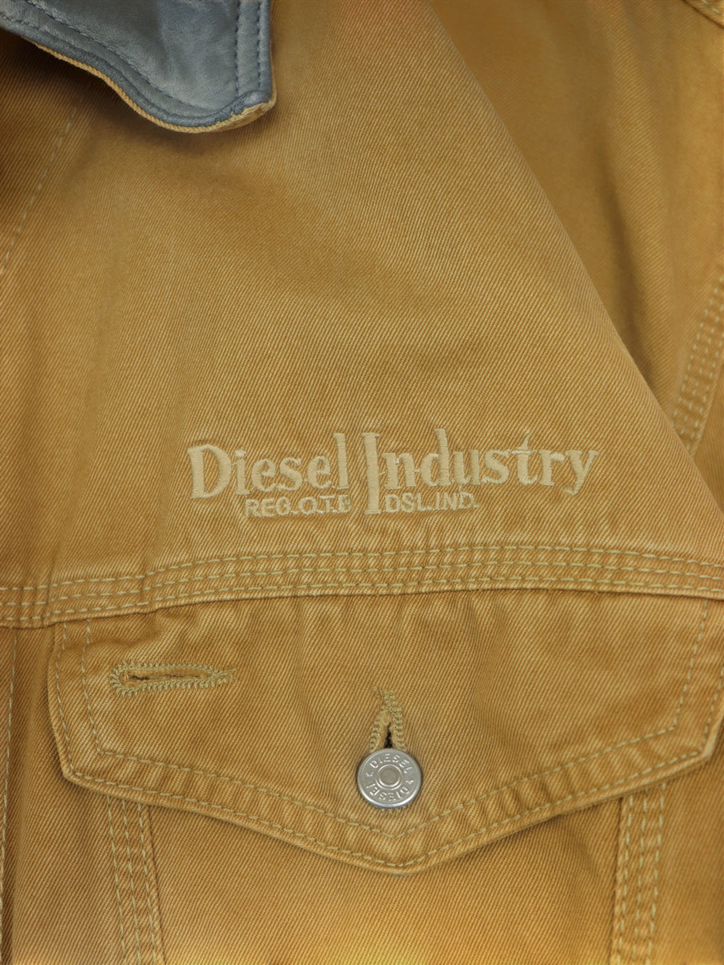 Chaqueta vintage Diesel Industry color mostaza con logo bordado y botones metálicos de Alabama Vintage