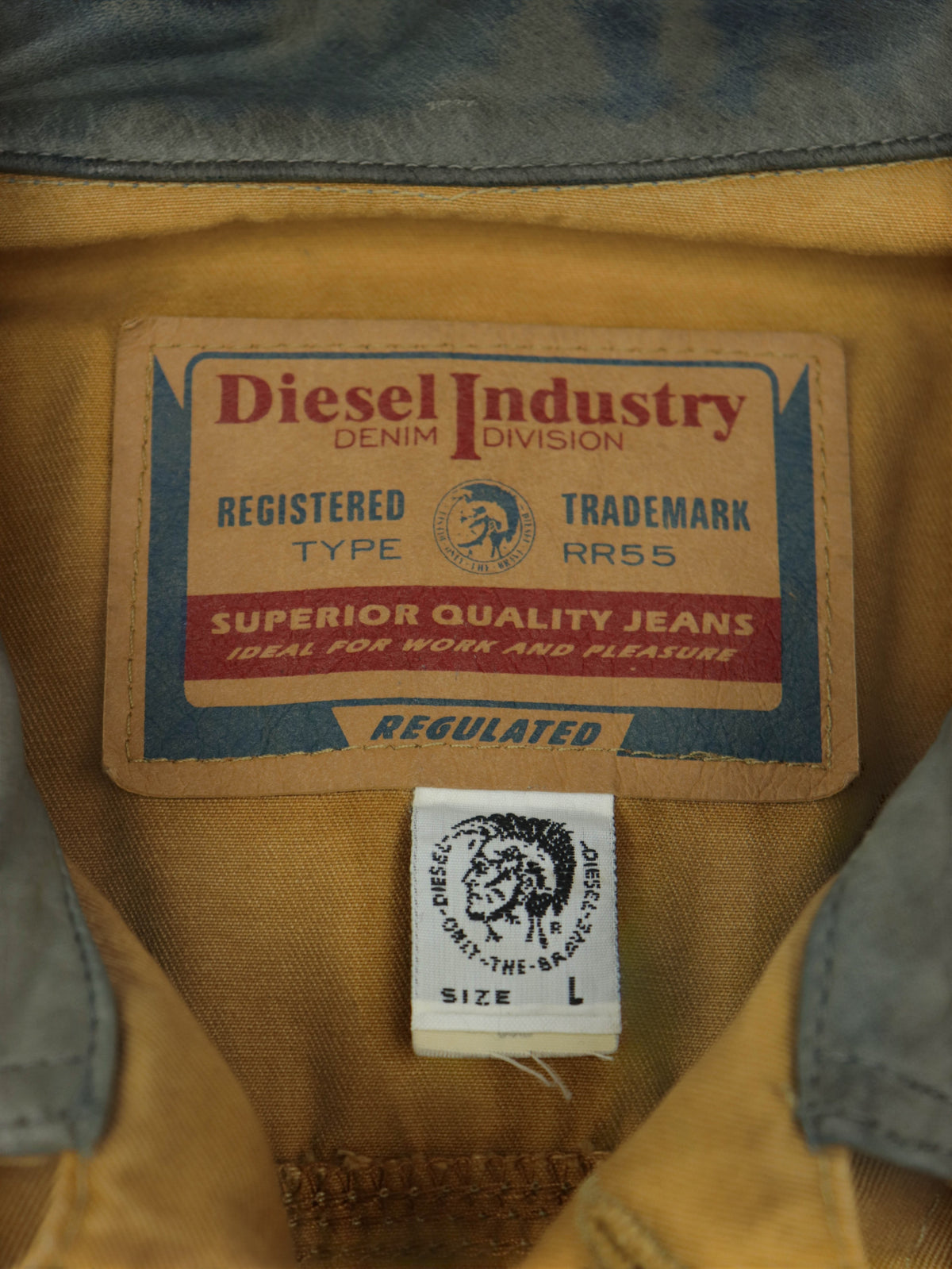 Etiqueta interior de chaqueta Diesel vintage de los 90 en Alabama Vintage con detalles en cuero y lona color ocre