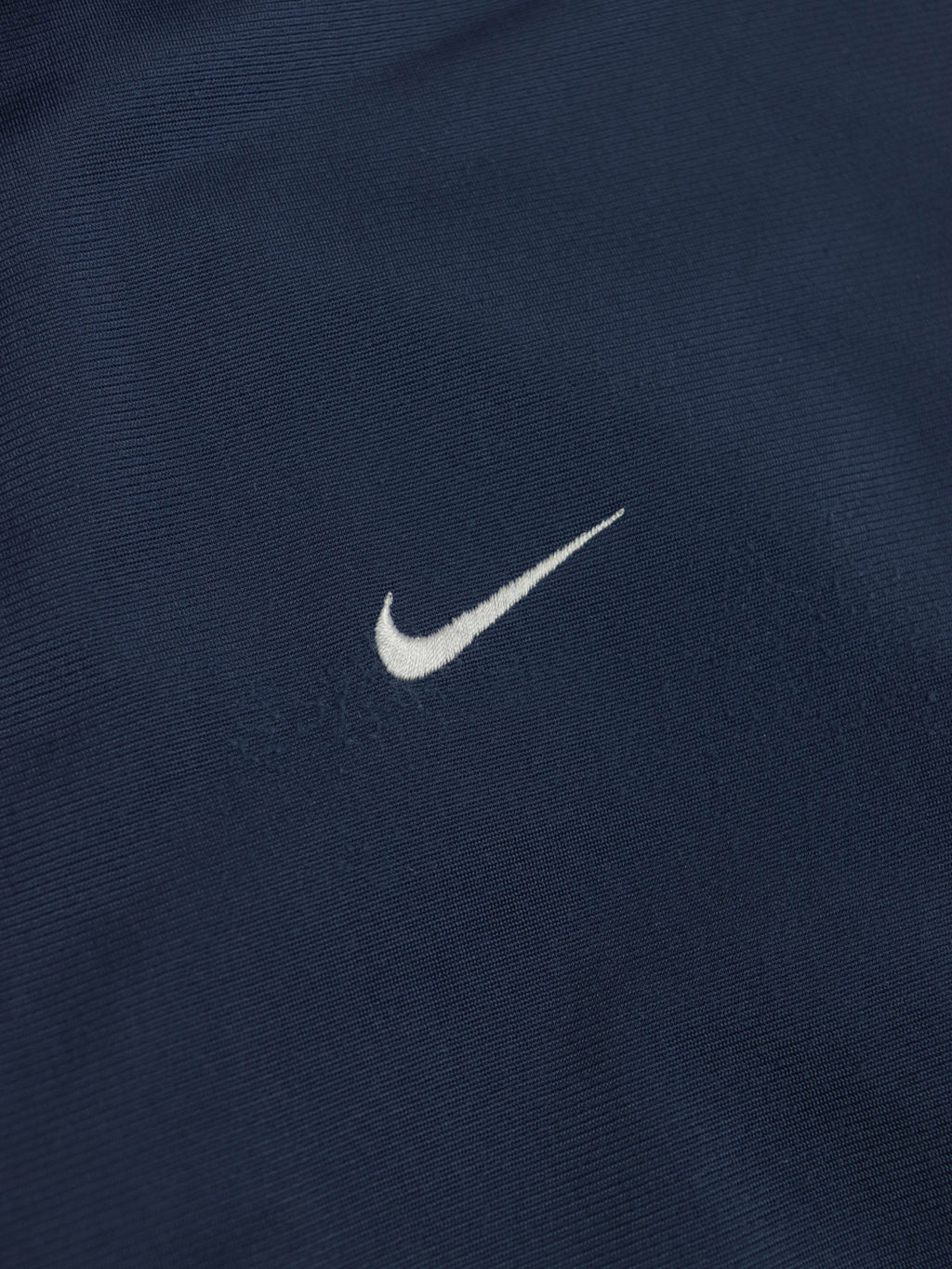 Logotipo Nike bordado en color blanco sobre tejido de chaqueta vintage de Alabama Vintage