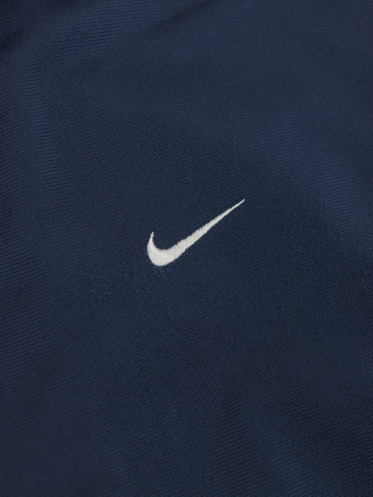 Logotipo Nike bordado en color blanco sobre tejido de chaqueta vintage de Alabama Vintage