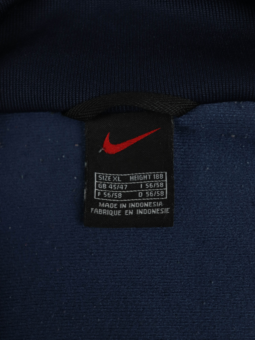 Etiqueta interior de chaqueta vintage Nike de Alabama Vintage en color azul marino con logo rojo