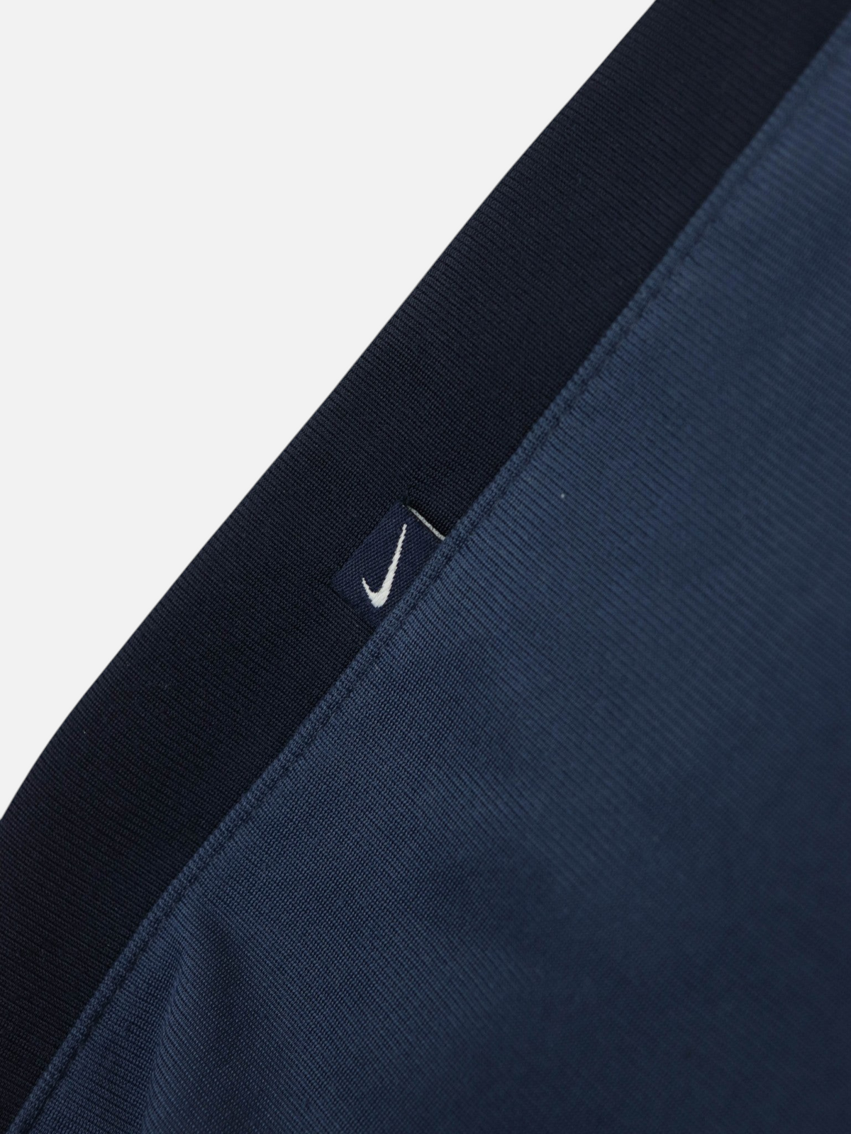 Detalle de chaqueta vintage Nike de Alabama Vintage en tonos azul marino con etiqueta del logo bordada