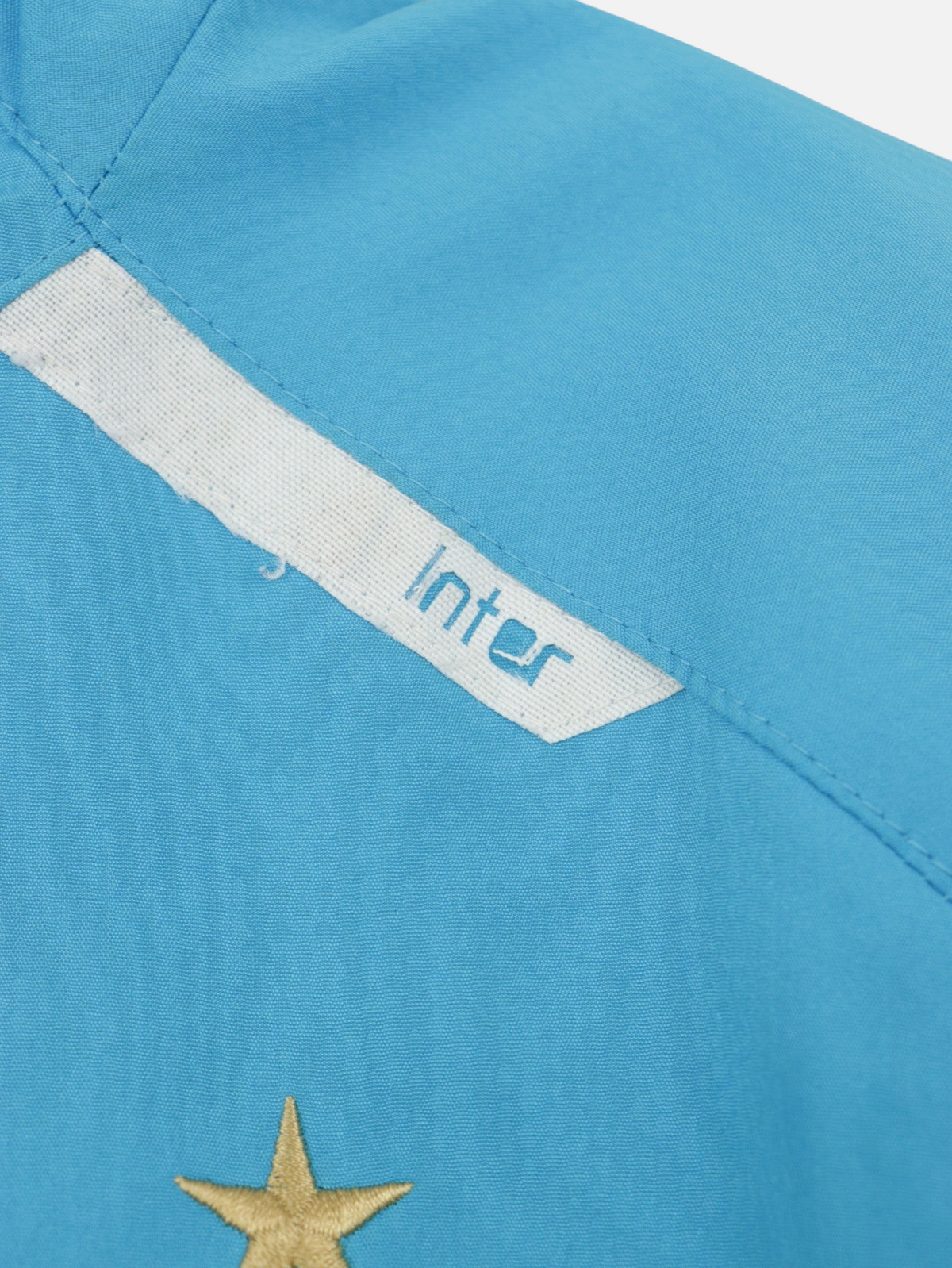 Detalle de chaqueta vintage Alabama Vintage del Inter de Milan 2007-08 en color azul con bordado de estrella dorada
