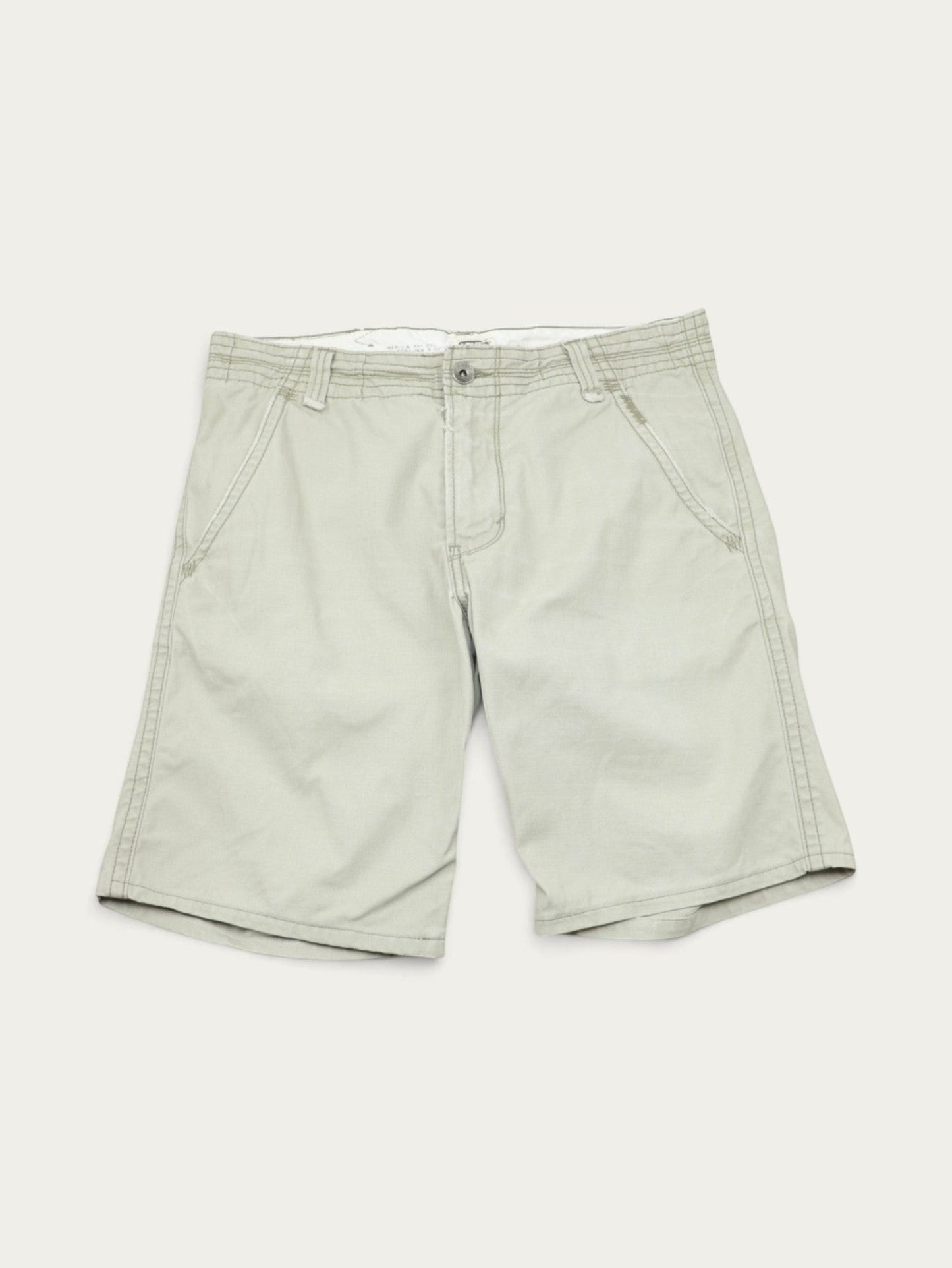 Shorts Levi's Vintage 00s de color beige en Alabama Vintage, estilo casual con costuras reforzadas.
