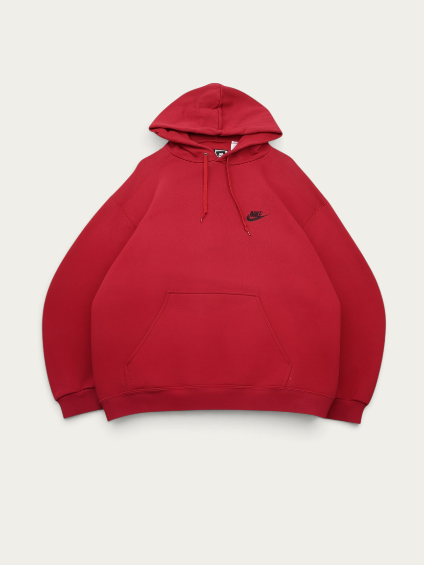 Sudadera roja vintage de Nike con capucha y bolsillo frontal, disponible en Alabama Vintage en muy buen estado.